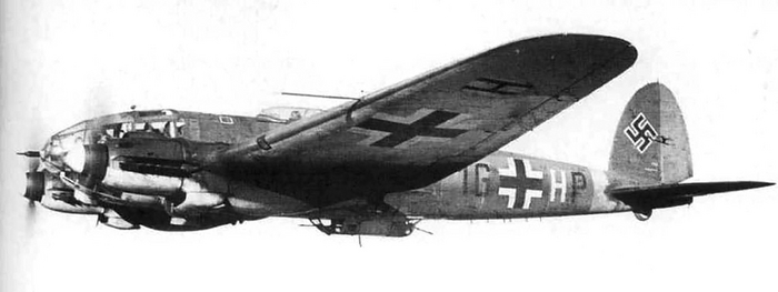He-111 известной бомбардировочной авиаэскадры «Boelche» (KG27), летавшей бомбить Москву, Горький и другие города СССР. Пилоты эскадры увлекались украшением фюзеляжей изображениями буйволов, свиней и других животных.