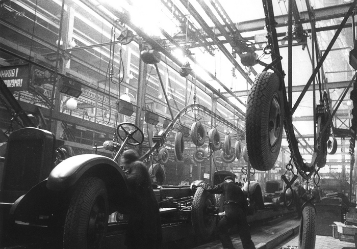 Как и до начала войны, ГАЗ оставался главным поставщиком колес для завода ЗИС.