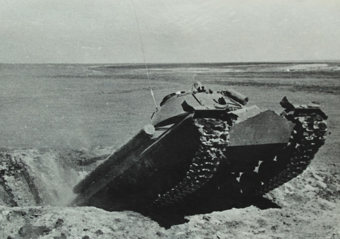Гарантийные испытания Т-10 на полигоне. Танк преодолевает препятствие задним ходом, башня повернута к корме. Источник: ОГАЧО.