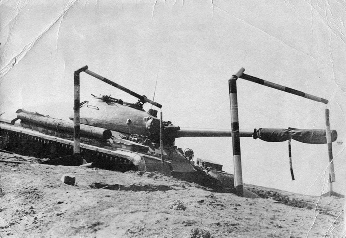 Т-10М на трассе полигона, спуск с горки. Источник: Коллекция автора.
