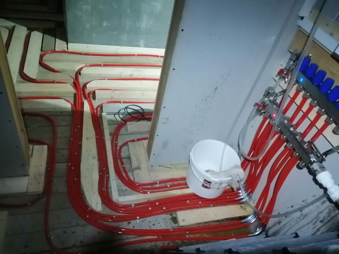 Процесс заливки теплоносителя. И, в "котельной", имейте в виду, что вот эта куча труб рядом - классная сушилка для обуви. Я не сообразил, когда в доме куча народа, места для сушки маловато.