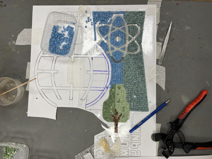 Процесс сборки микромозаики из смальты.