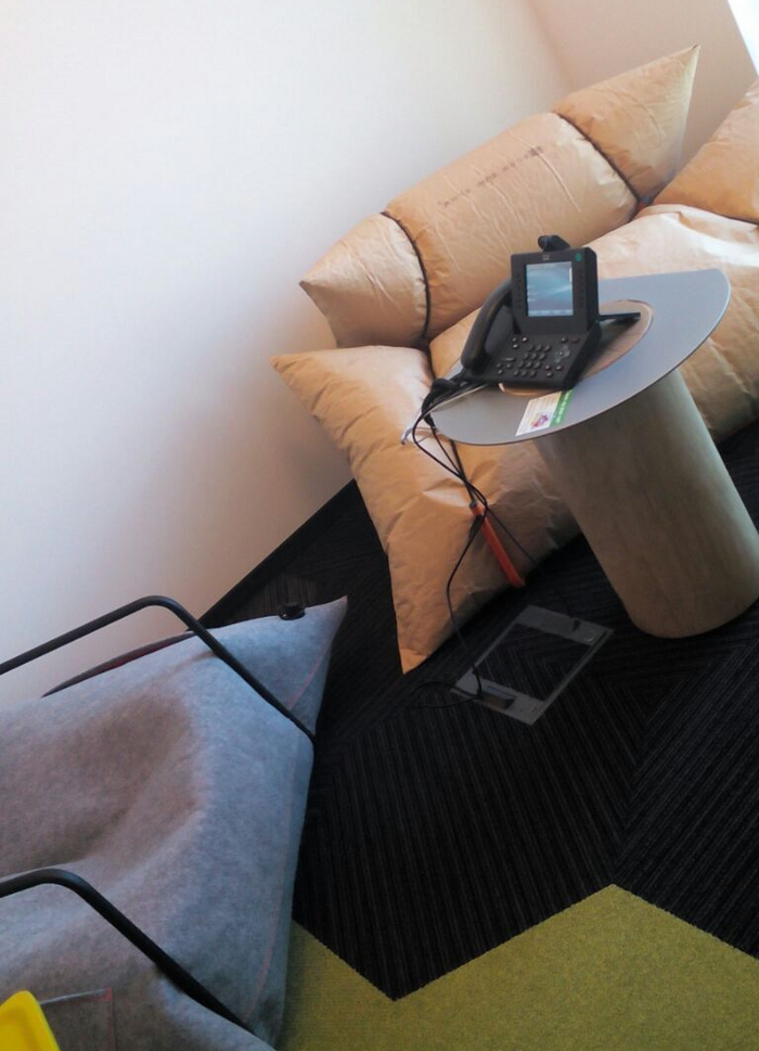 Можно развалиться в мягком дутике-кресле