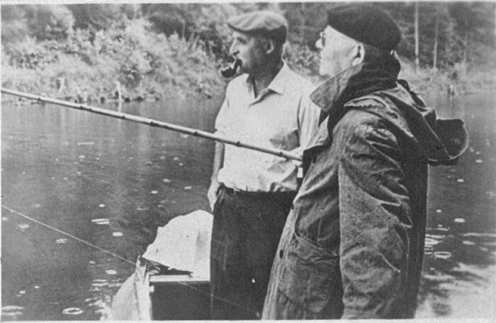 Константин Симонов и маршал Советского Союза, командующий Степным, а затем Первым и Вторым Украинскими фронтами во время Великой Отечественной Иваном Коневым на рыбалке