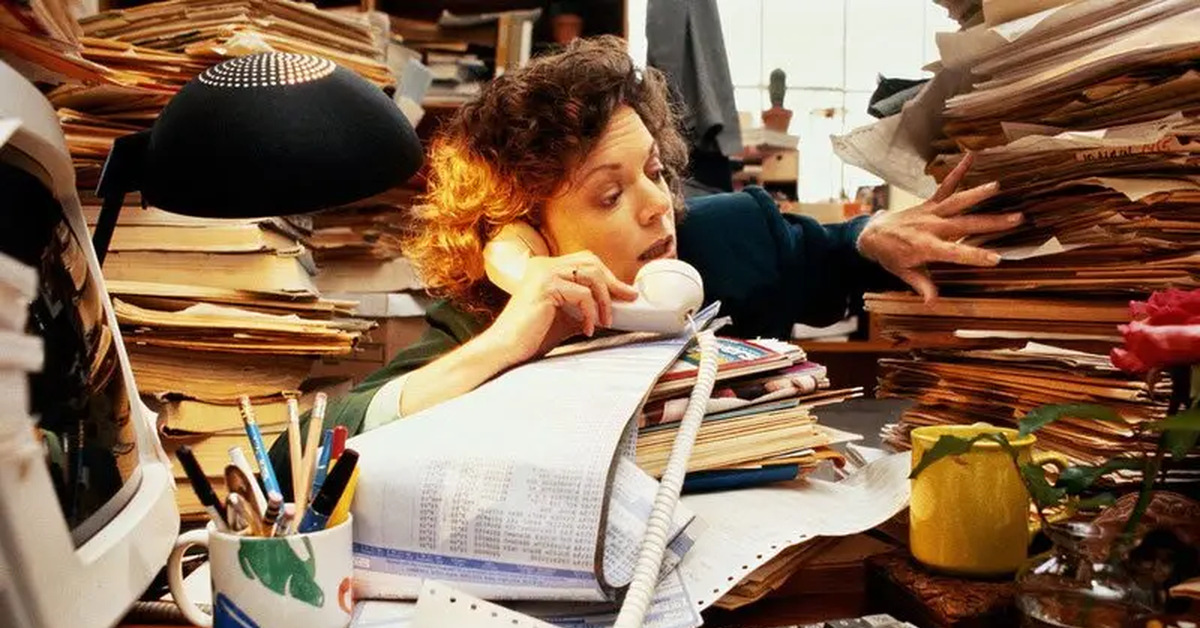 Несчастье на работе. Женщина с бумагами. Бухгалтер в бумагах. Женщина с кучей бумаг. Много работы.