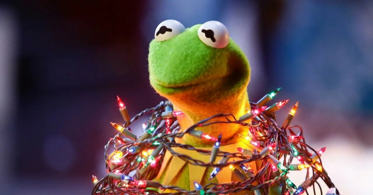 Лягушонок кермит новый год. Маппет шоу кермит. Кермит журналист. Новогодний кермит лягушка. Лягушка кермит пьет чай.