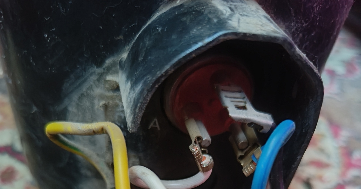 Как подключить этот компрессор от холодильника если все правильно ...