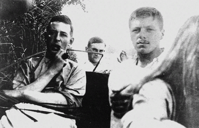 Льюис (слева) и Пэдди Мур (справа) в Оксфорде летом 1917 года