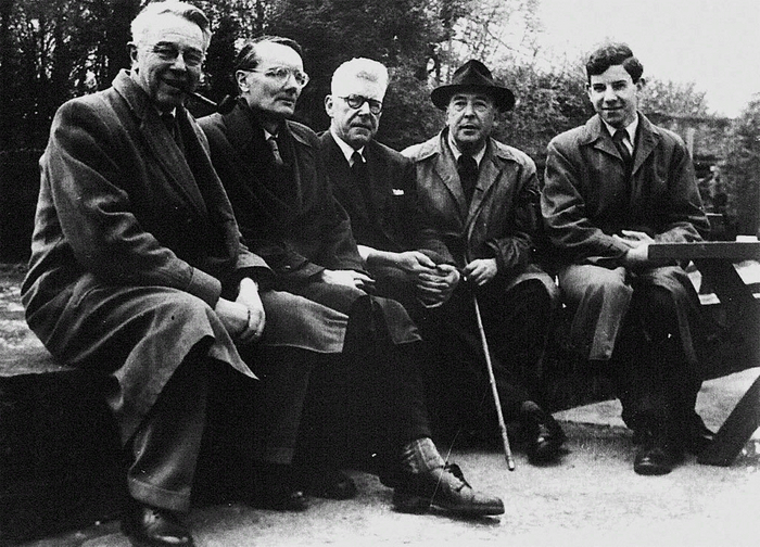 Инклинги в «Форели» (Годстоу, недалеко от Оксфорда). Слева направо: Джеймс Дандас-Грант, Колин Харди, доктор Роберт Хавард, Льюис и Питер Хавард (не принадлежал к инклингам)