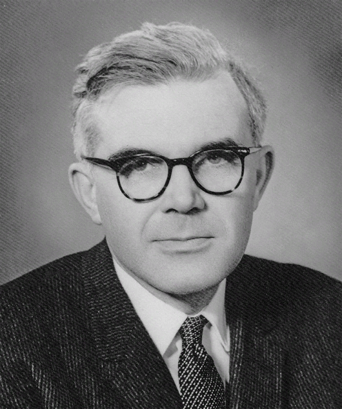 Питер Байд в ноябре 1960 года. Отец Байд совершил бракосочетание Льюиса и Джой Дэвидмен в больнице имени Черчилля (Оксфорд) 21 марта 1957 года