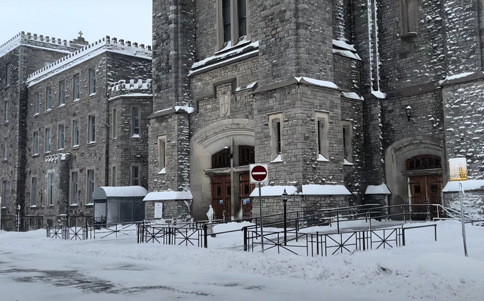 Вы думаете это церковь? Мы по началу то же так думали, но это Доминиканский колледж основан в 1260 году.