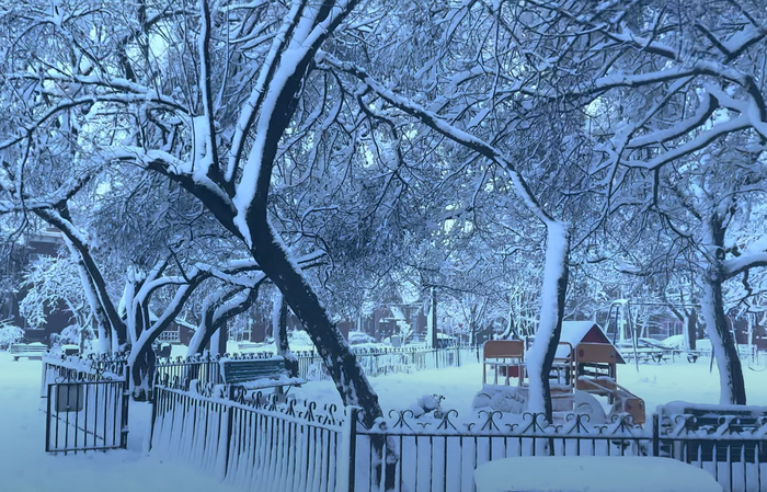 детская площадка за заборчиком