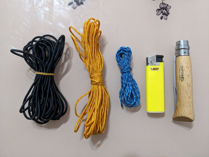 Эластичный шнур 3мм 5м, репшнур 2мм 10м, остатки прошлого репшнура 2мм 3м, зажигалка и нож для работы с веревкой. Нравится баланс между универсальностью и легким весом этого комплекта.