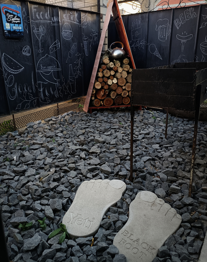 И наша мангальная зона, собственно стол и лавочка буквально рядом, так же для уюта развешены гирлянды на солнечных батареях, но это уже совсем другая история...