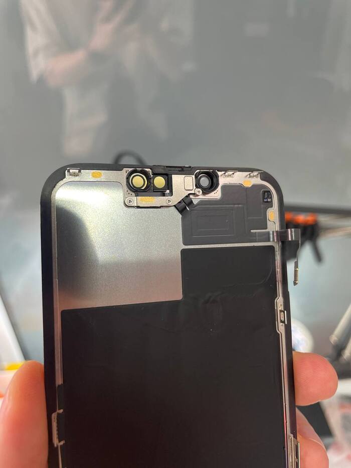 Легко отделался после падения с самоката. Замена корпуса iPhone 13