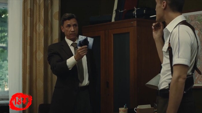 Следователь Козырев сравнивает срез головы свиньи...