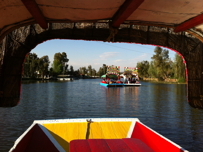 Так это выглядит примерно сейчас - по остаткам каналов ходят разноцветные лодочки-беседки для отдыха и увеселений. Можно попросить лодочника самостоятельно поуправлять мечтой (лодочкой) и он даст - проверено.