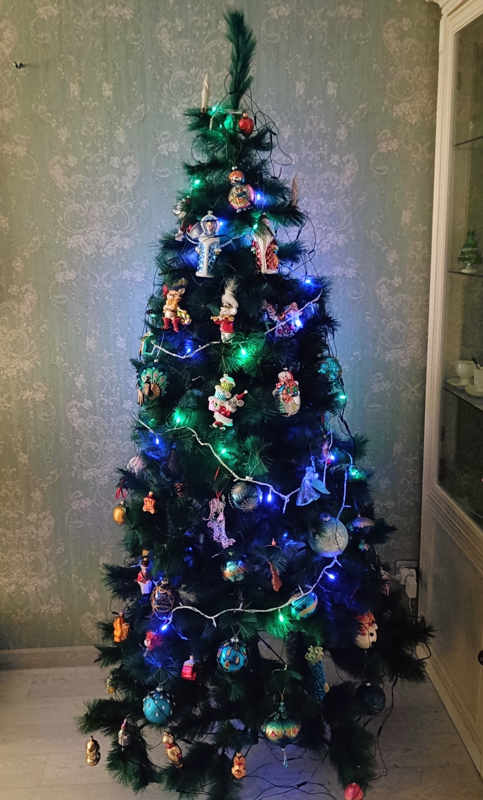 Снег есть? Зима есть? Пора поднимать Новогоднее настроение !! Поставил ёлку)