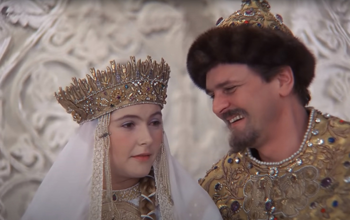 Нина Константиновна Маслова, в 27 лет играет 19 летнюю Марфу Васильевну! Примечательно, что перед съемками супруг поставил ей солидный такой фингал, который пришлось старательно маскировать.