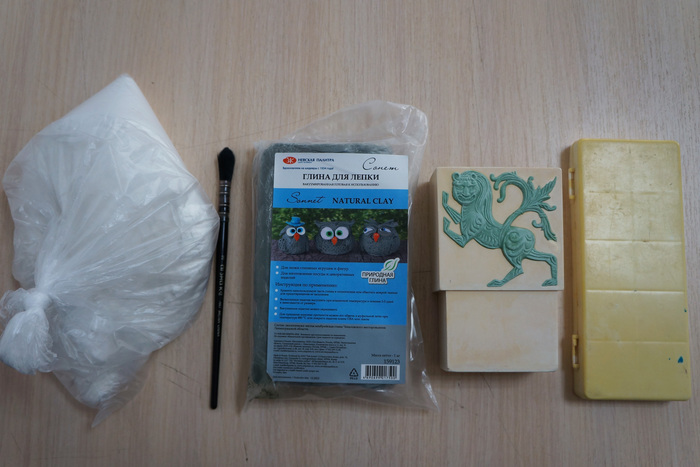 Обожаю BTS, вот они слева направо: пакет гипса, кисточка, пачка глины, карандашница и акварель.