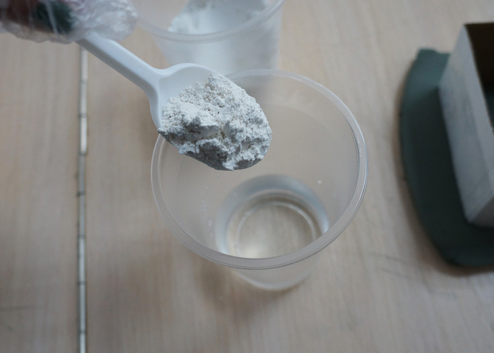 Гипс всегда добавляем в воду, а не наоборот.