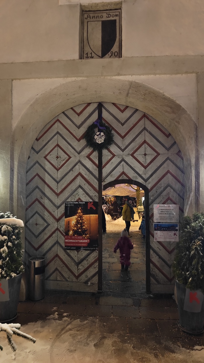 Ворота с традиционнным орнаментом