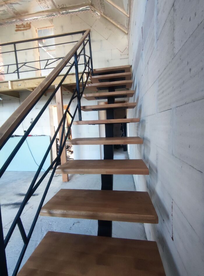 Дом 120 м2 в стиле барнхаус в одни руки. Сезон 2023. Часть 6. Колхозим лестницу и перила за 40к вместо 400к!