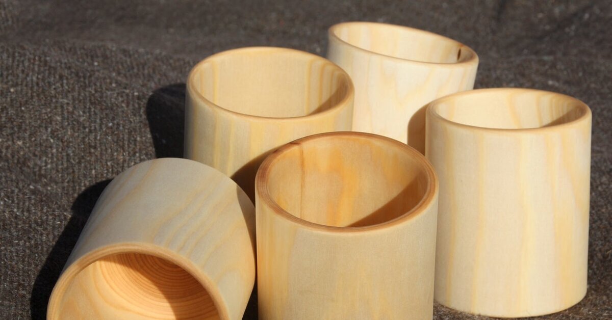 деревянные стаканчики. стакан из дерева. деревянный бокал. деревянный стакан. стаканы из деревяшки.