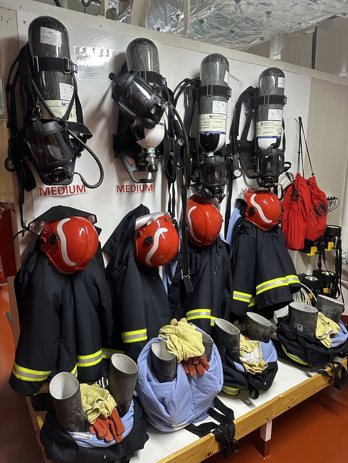 Эй детка, ты вся горишь, я твой огнетушитель пыш пыш