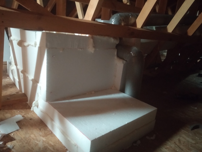 Серая труба - это кухонная вытяжка (кстати её тоже переделывал - с самой вытяжки вынул вентилятор - а поставил канальный на самом конце трубы)