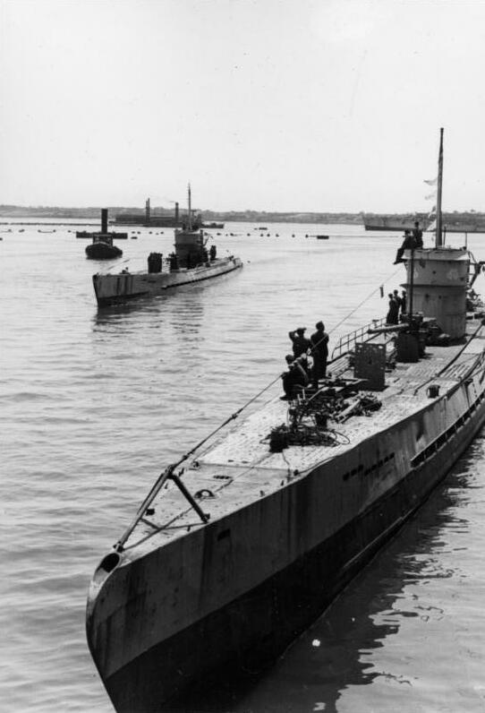 Немецкие подлодки U-159 (на переднем плане) и U-107, наиболее успешные в рейде на Карибы