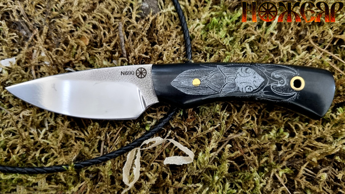 Клинок - инструментальная сталь Böhler N690, накладки рукояти - американская бумажная микарта Black Eye. По микарте выполнено скримшоу(татуировка) белой краской.