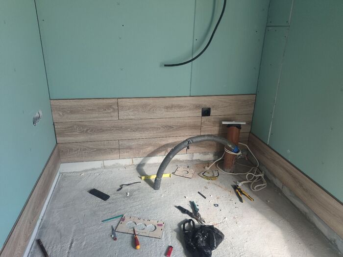 Сразу делал розетки где это возможно.