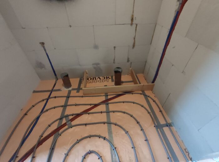 Слева туалет, справа душ. Трап после стяжки.