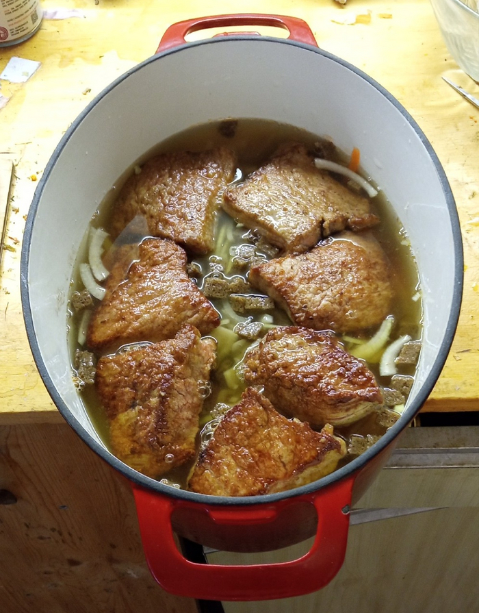 Румяная корочка залита мясным бульоном.