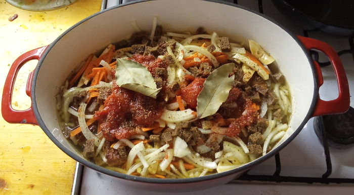 Бульон вскипел, закрываем крышкой и в жерло Ородруина)