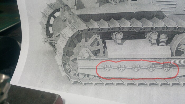 Вот так выглядят фиксаторы осей опорных катков и нижнего фальшборта