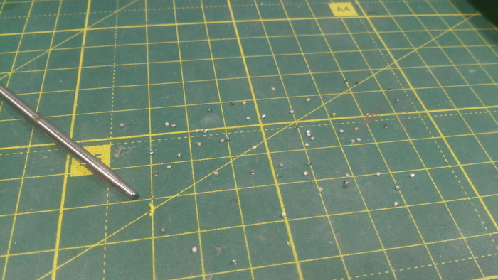 Просечка и шайбы высеченные из алюминиевого листа для имитации болтов