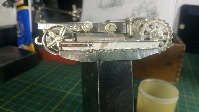 Борт с закрепленными скобами