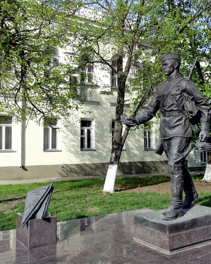 Единственный в мире памятник фронтовому почтальону находится в городе воинской славы – Воронеже. Был открыт в 2015 году. Прототип – ефрейтор, экспедитор-почтальон Иван Леонтьев, погиб в 1944 г.