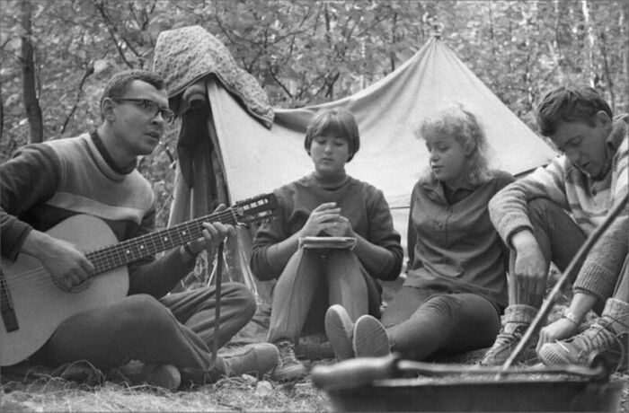 - Ты что грустишь, бродяга, а ну-ка, улыбнись...