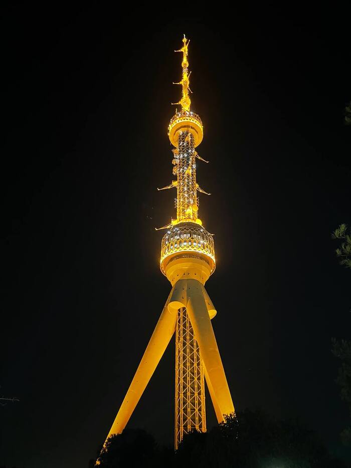 Ночная ташкентская телебашня с подсветкой