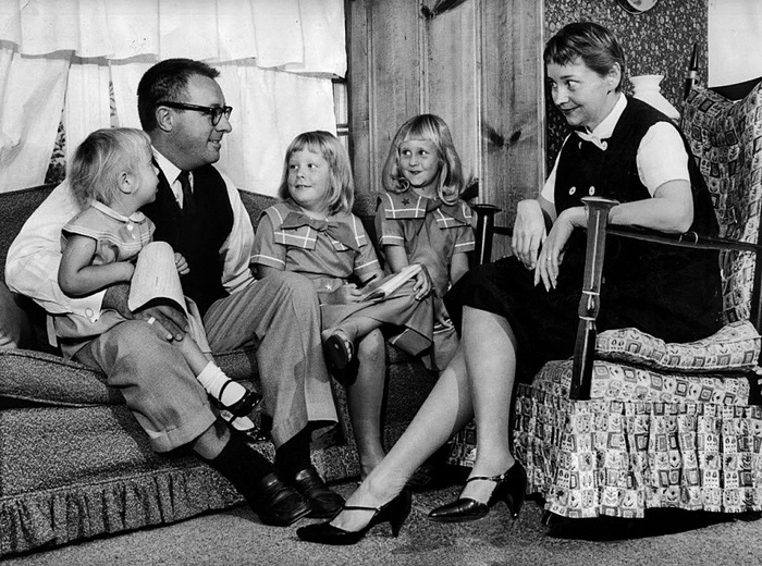 Рэй Брэдбери с женой Маргаритой и детьми, 1958 год