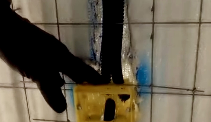 Так они прокладывают сетевой кабель