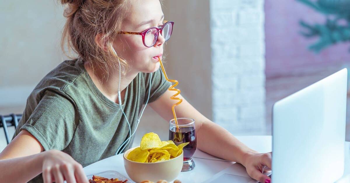 человек работает за компьютером и ест изюм