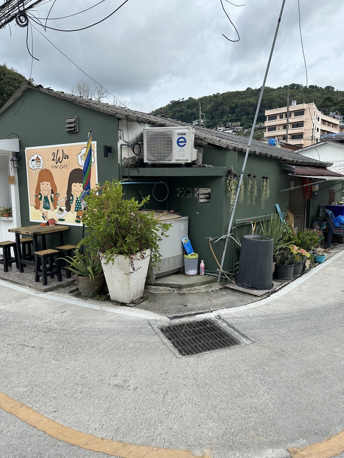 Это жилой дом, часть которого превратили в кофейню, утром работают, вечером отдыхают, но что удивило, в кофейне красивая посуда, продуманный интерьер, но вечером хозяйки используют обычную старую посуду и не готовят на территории кофейни