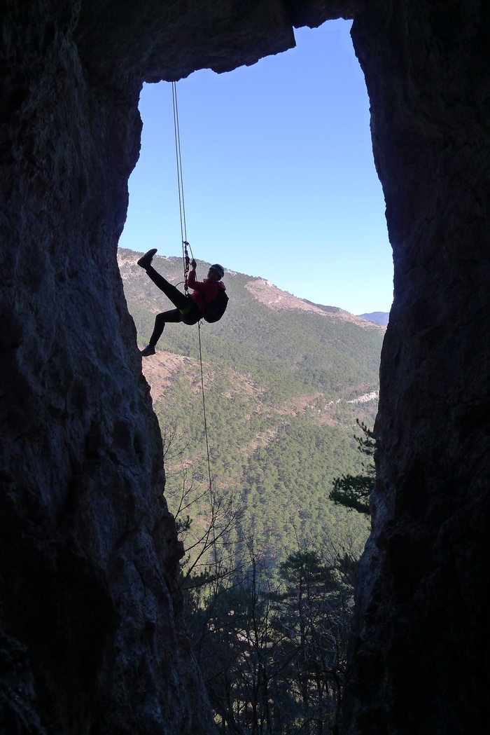 Спуск в Ставрикайскую пещеру