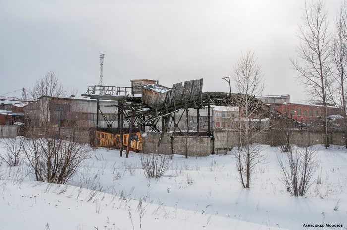 Этой монструозной конструкции уже нет давно, все разобрали. Теперь под забором можно гулять безопасно (не больно-то и хотелось)