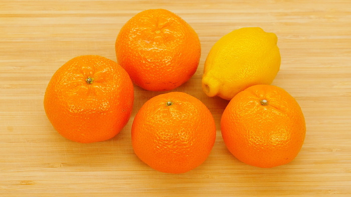 Нам понадобится один средний толстокожий лимон и 3-4 средних мандарина. Как минимум один из них должен быть тоже толстокожий, шершавый и пористый, чтобы можно было снять с него тёркой цедру.