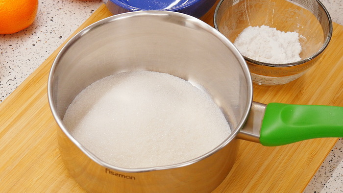 В ковшик или кастрюльку насыпаем 200 г сахара.